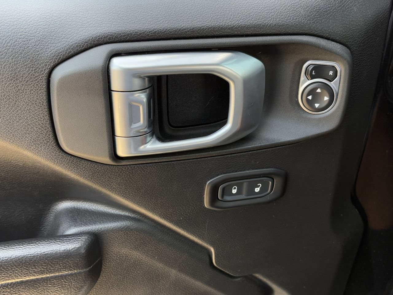 Used 2023 Jeep Wrangler Sport AWD/4WD image 25