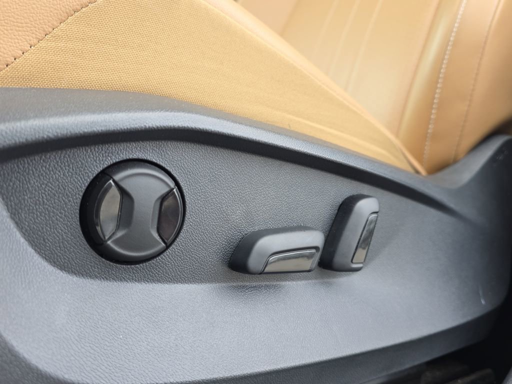 Used 2024 Volkswagen Tiguan SE image 32