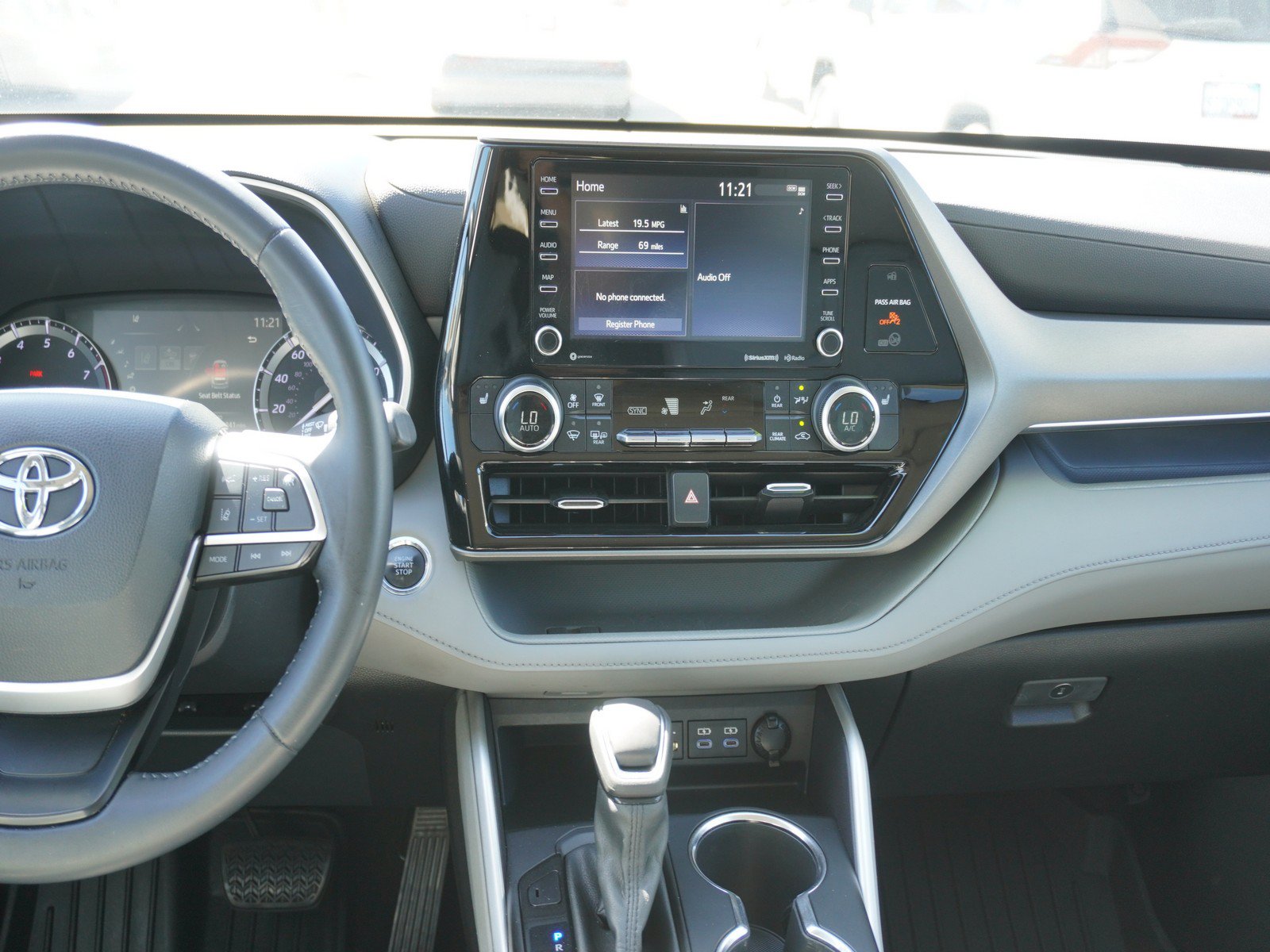 Used 2022 Toyota Highlander XLE AWD/4WD image 18