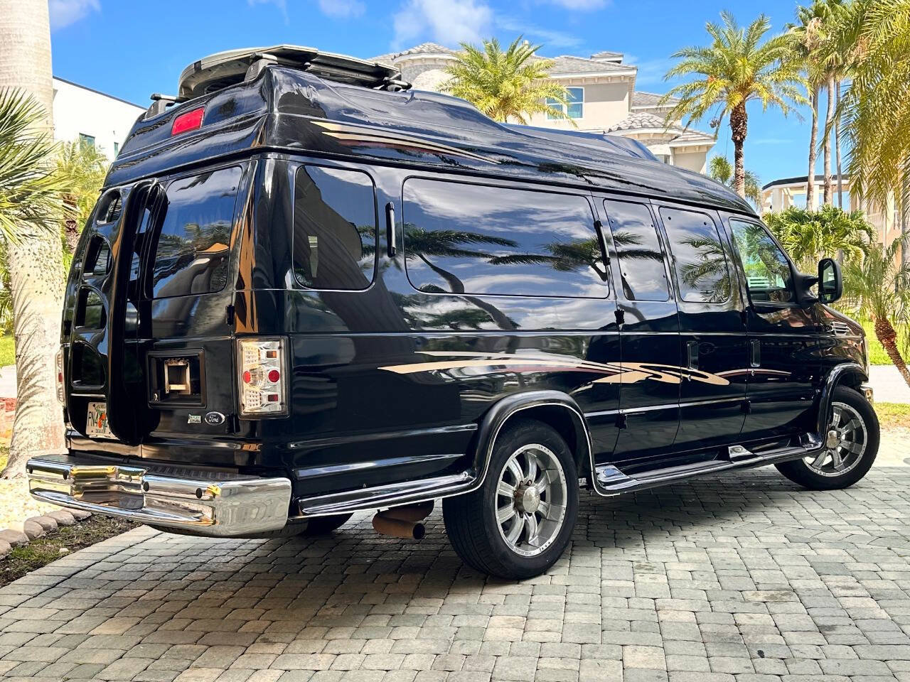 Used 2010 Ford E-350 and Econoline 350 XLT RWD image 13