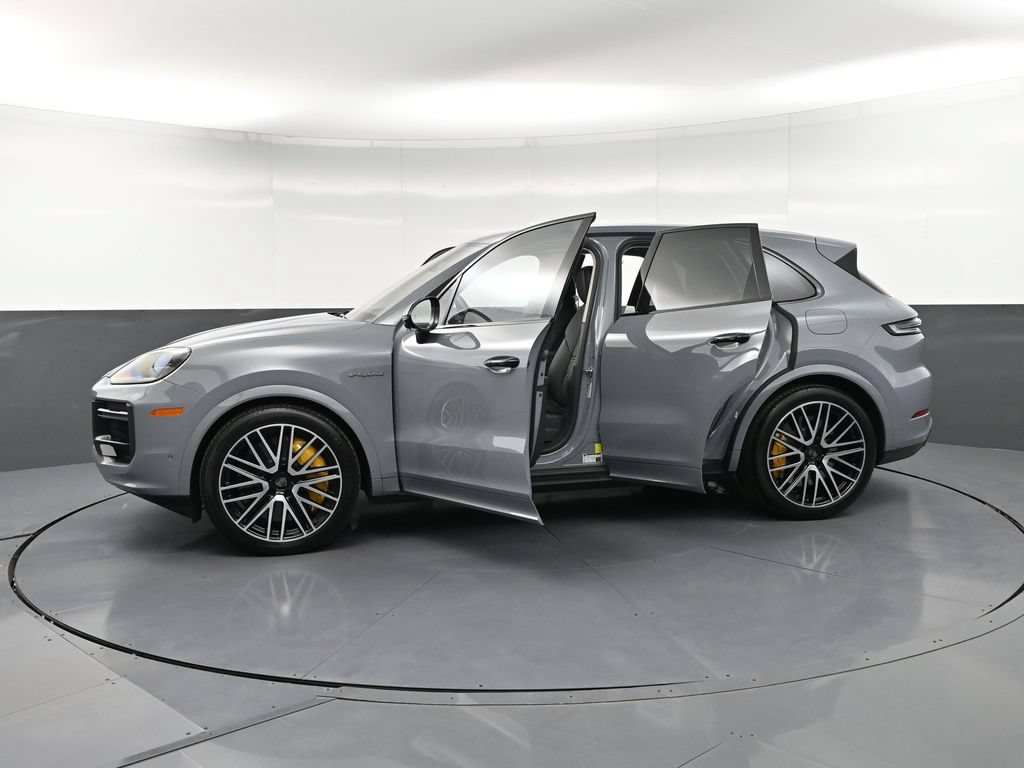 Certified 2025 Porsche Cayenne Turbo AWD/4WD image 37