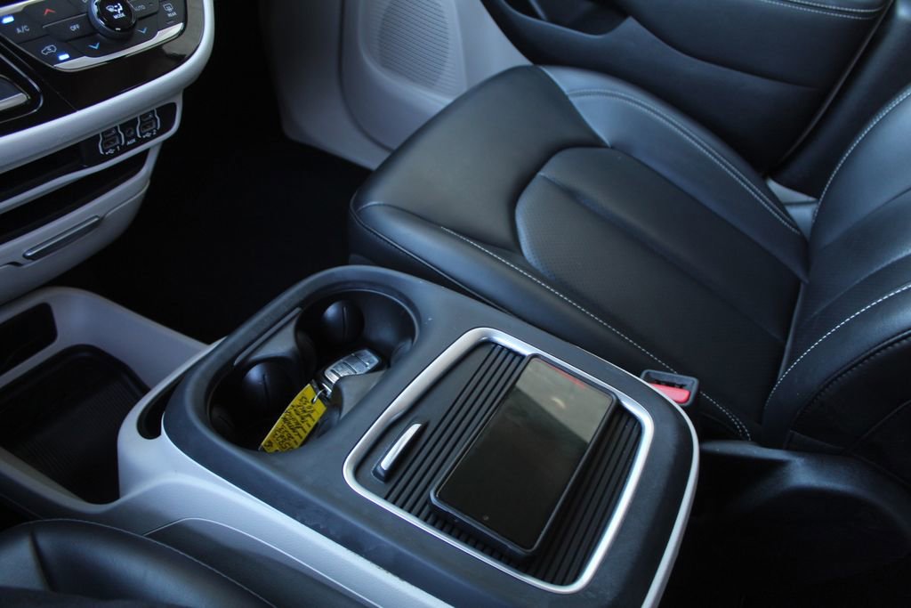 Used 2023 Chrysler Pacifica Touring-L FWD image 20