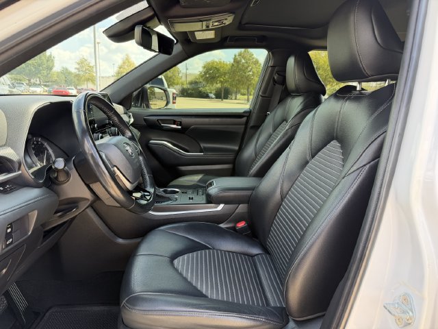 Used 2022 Toyota Highlander XSE FWD image 25