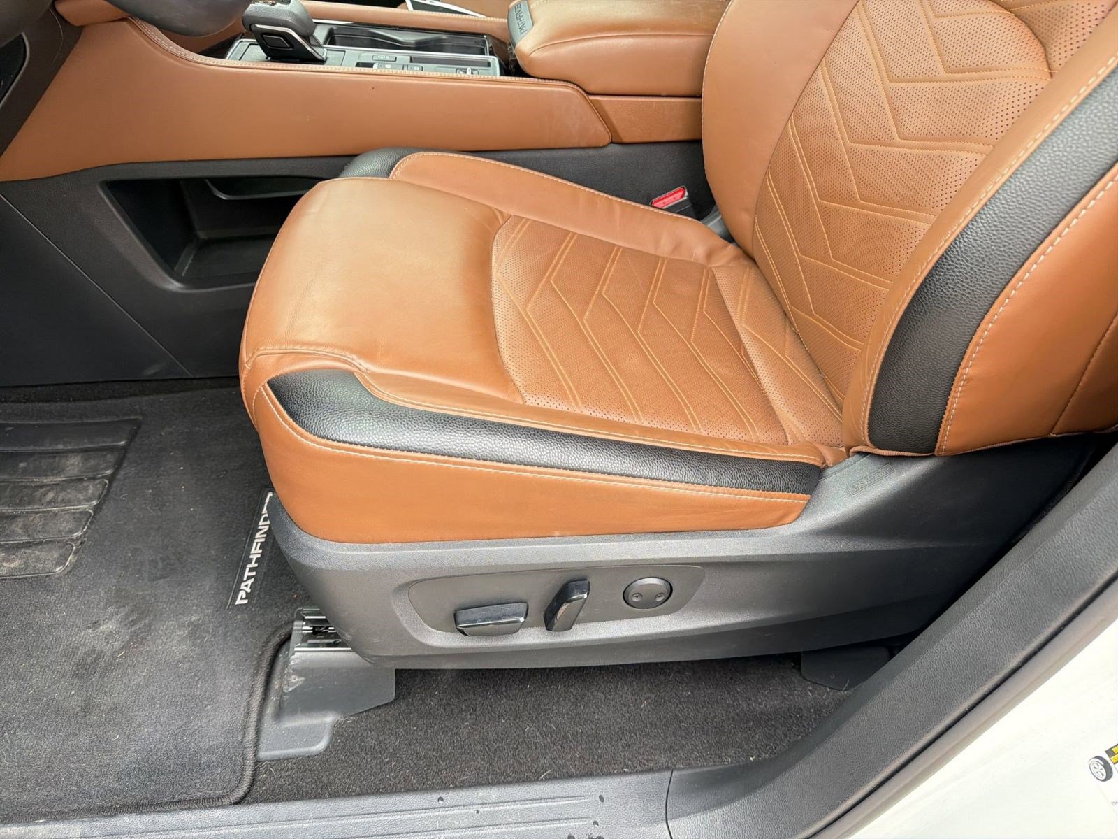 Used 2023 Nissan Pathfinder Platinum image 14