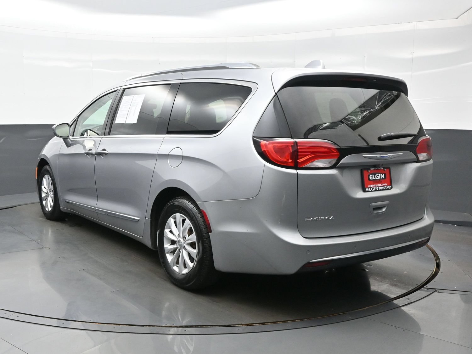 Used 2018 Chrysler Pacifica Touring-L Plus FWD image 4