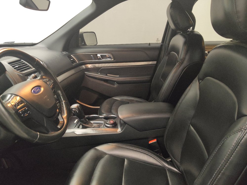 Used 2019 Ford Explorer XLT w/ Equipment Group 202A AWD/4WD image 17
