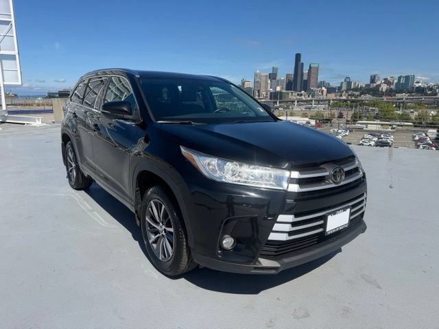 Used 2017 Toyota Highlander XLE AWD/4WD image 2