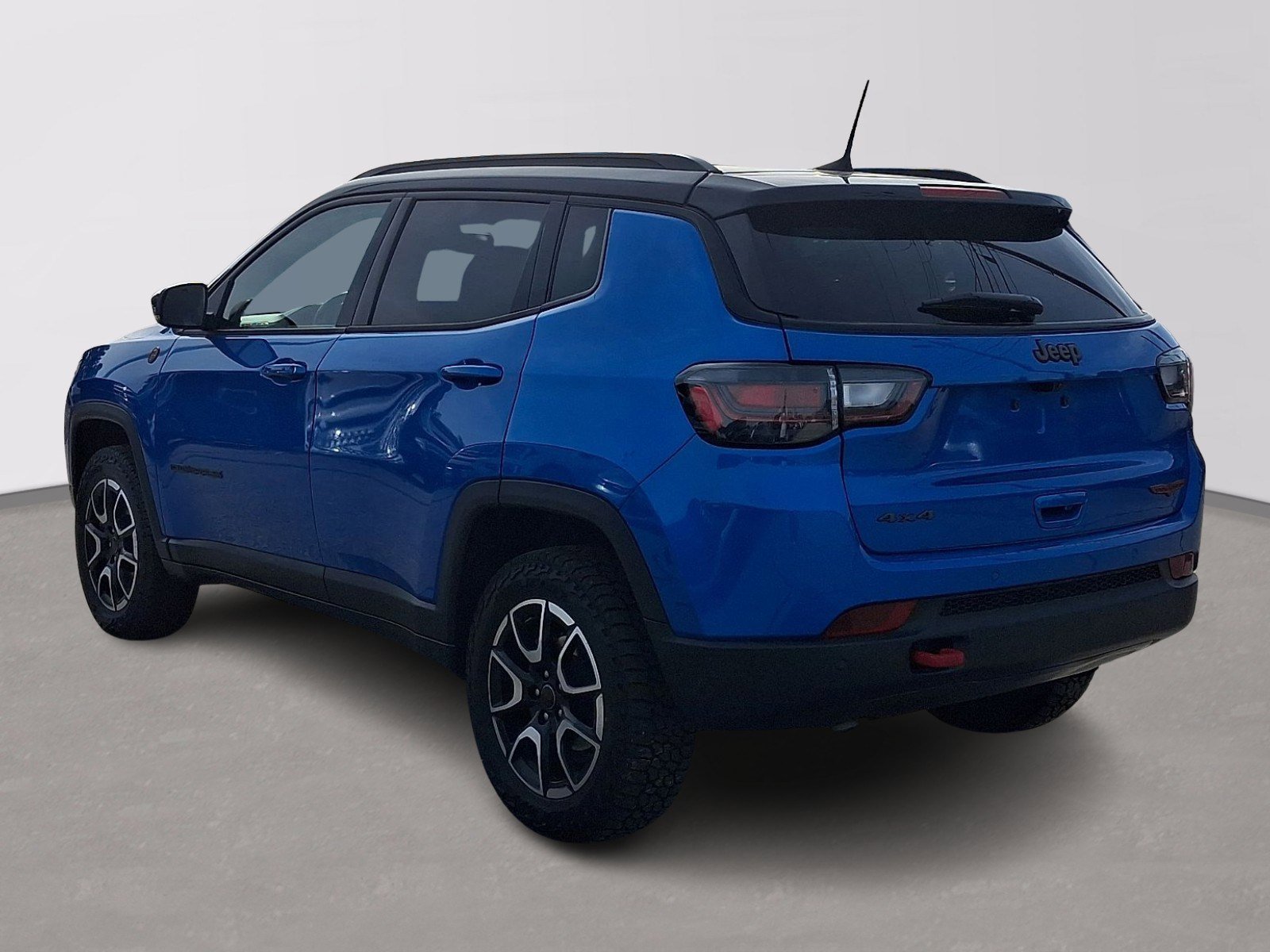 Used 2025 Jeep Compass Trailhawk w/ Trailhawk Elite Group image 4