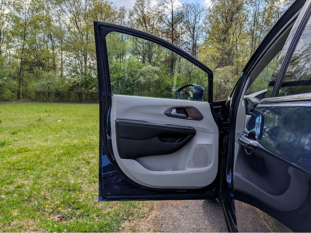 Used 2018 Chrysler Pacifica Touring-L Plus FWD image 10