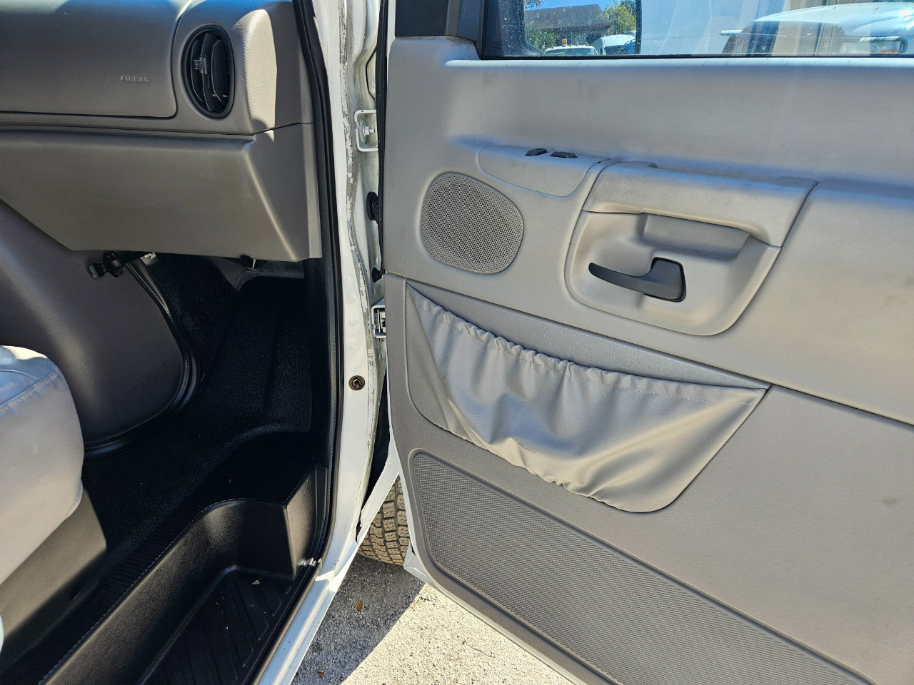 Used 2001 Ford E-350 and Econoline 350 Extended Super Duty image 18