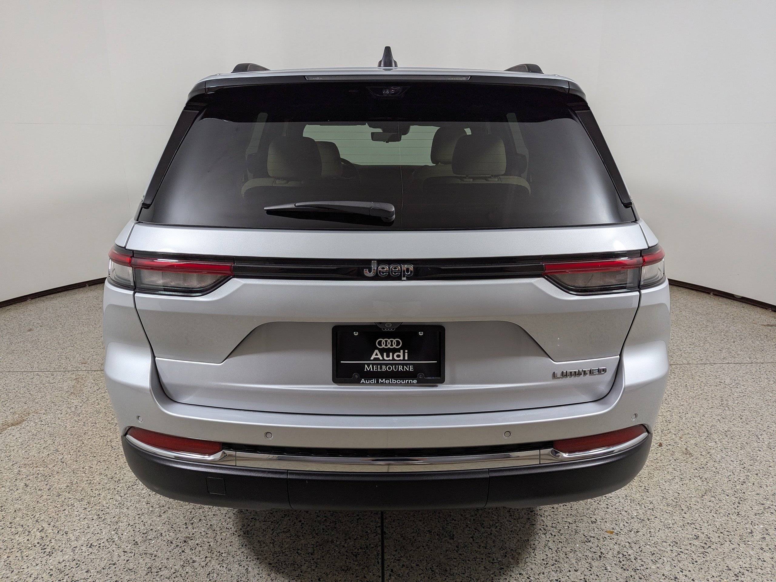Used 2023 Jeep Grand Cherokee Limited w/ Luxury Tech Group II RWD image 6