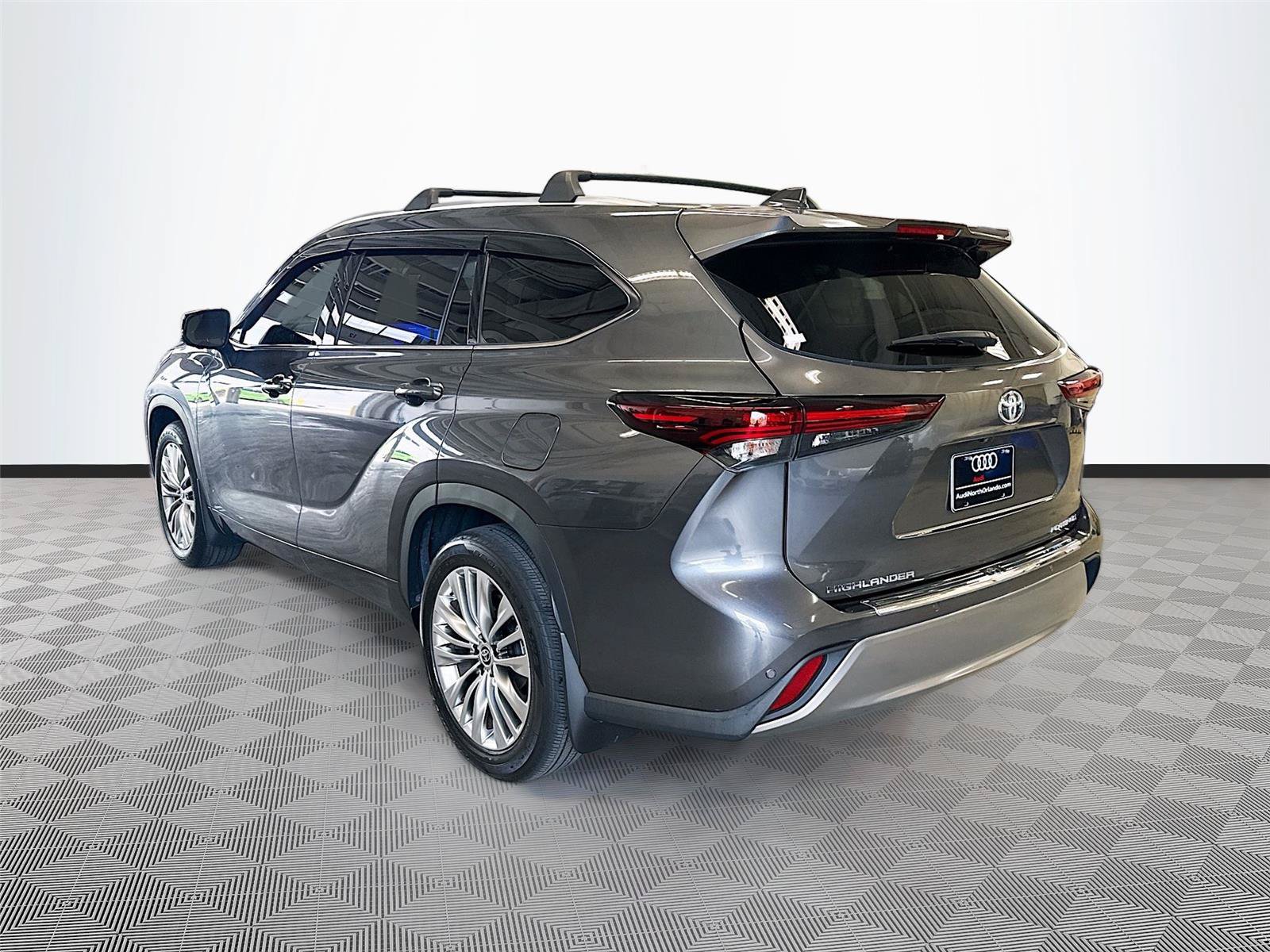 Used 2024 Toyota Highlander Platinum FWD image 5