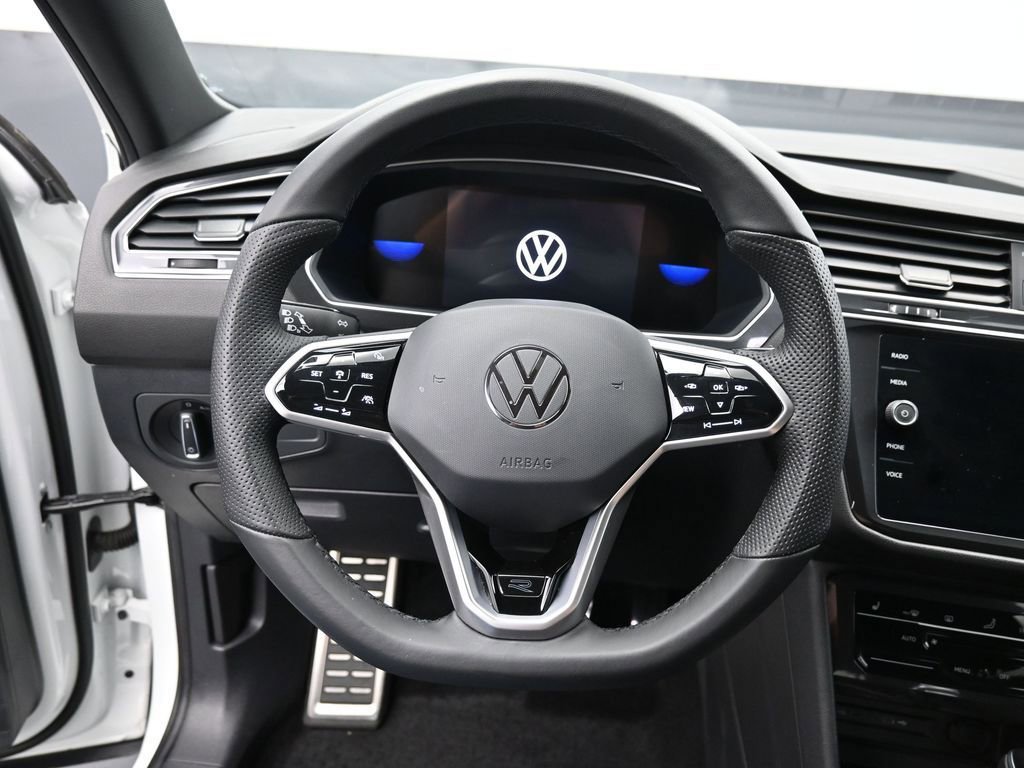 Used 2023 Volkswagen Tiguan SE R-Line image 16