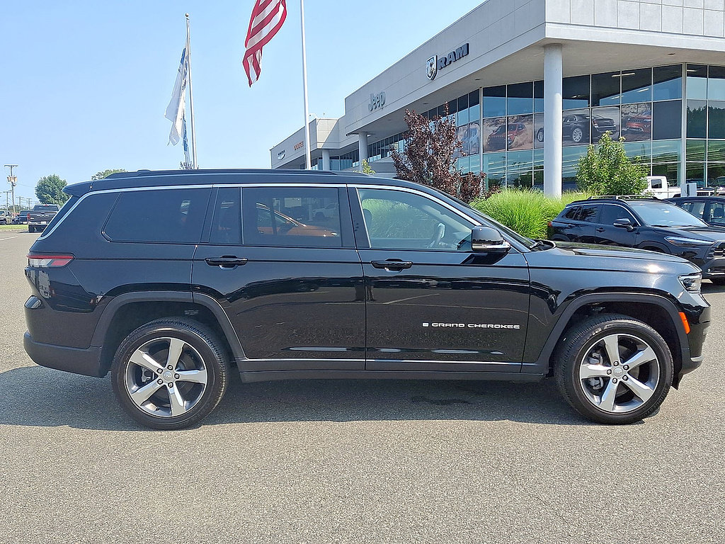 Used 2024 Jeep Grand Cherokee L Limited AWD/4WD image 32