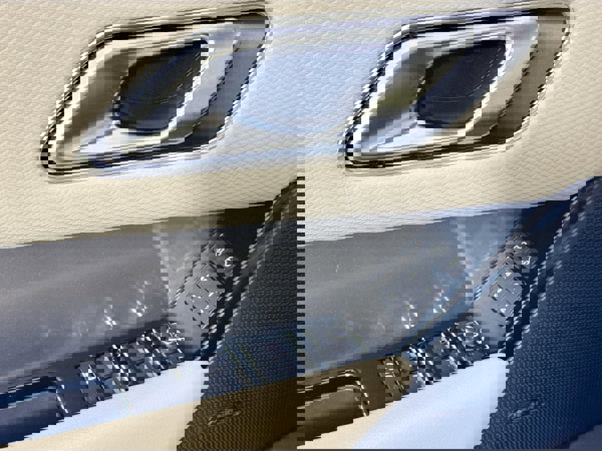 Used 2019 Land Rover Range Rover Velar S image 23