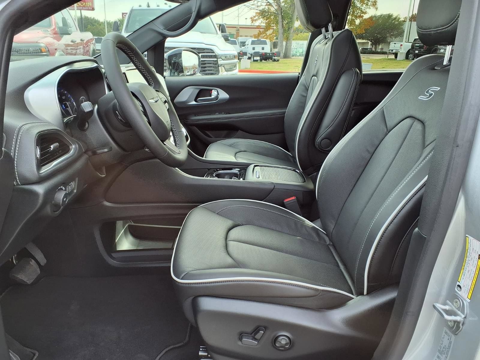 New 2026 Chrysler Pacifica Limited w/ S Appearance Package FWD image 12