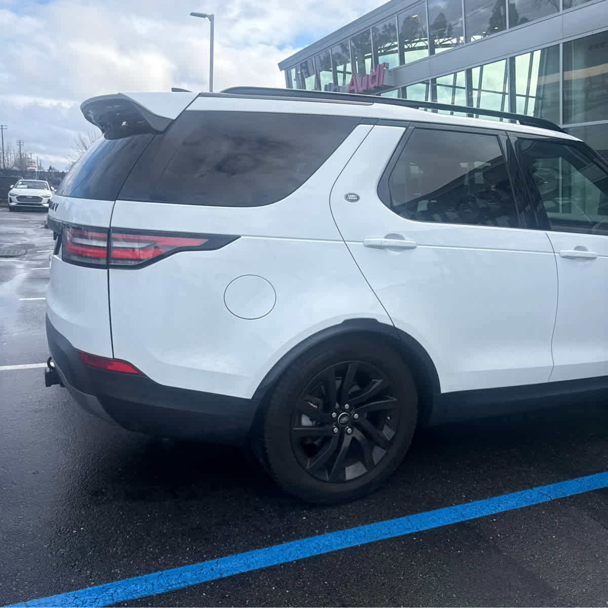 Used 2019 Land Rover Discovery HSE image 8