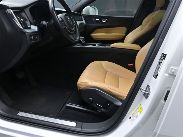 Used 2018 Volvo XC60 T5 Momentum w/ Vision Package image 17