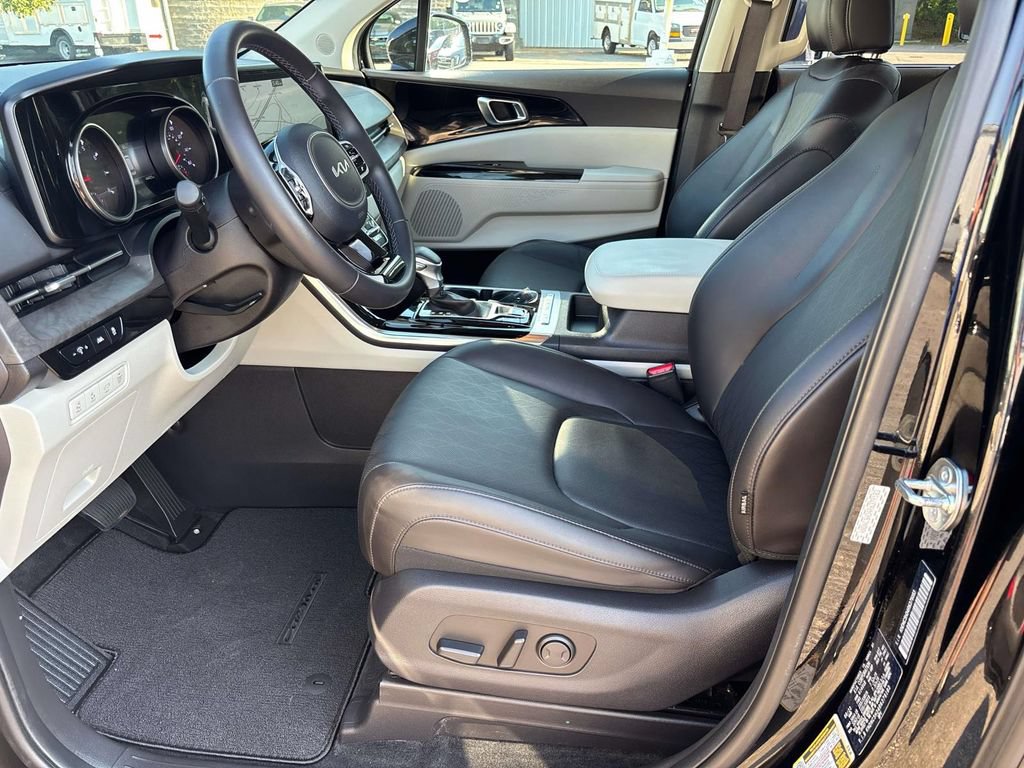 Used 2024 Kia Carnival EX FWD image 12