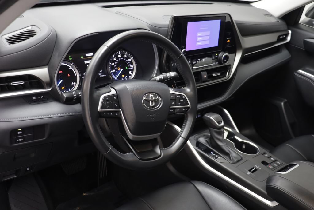 Used 2023 Toyota Highlander XLE AWD/4WD image 6