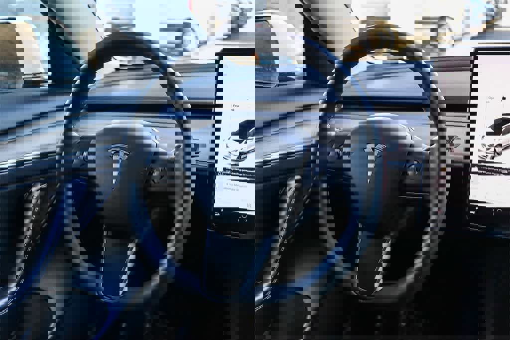 Used 2021 Tesla Model 3 Standard Range Plus image 14