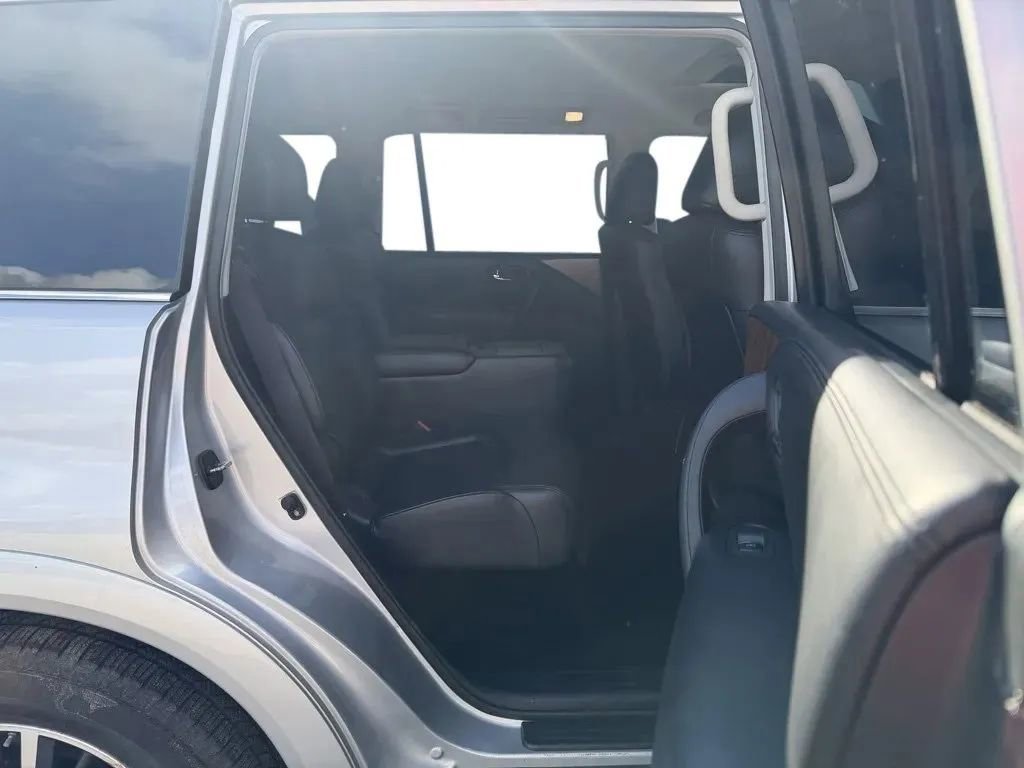 Used 2023 Nissan Armada SL w/ Captain's Chairs Package image 30