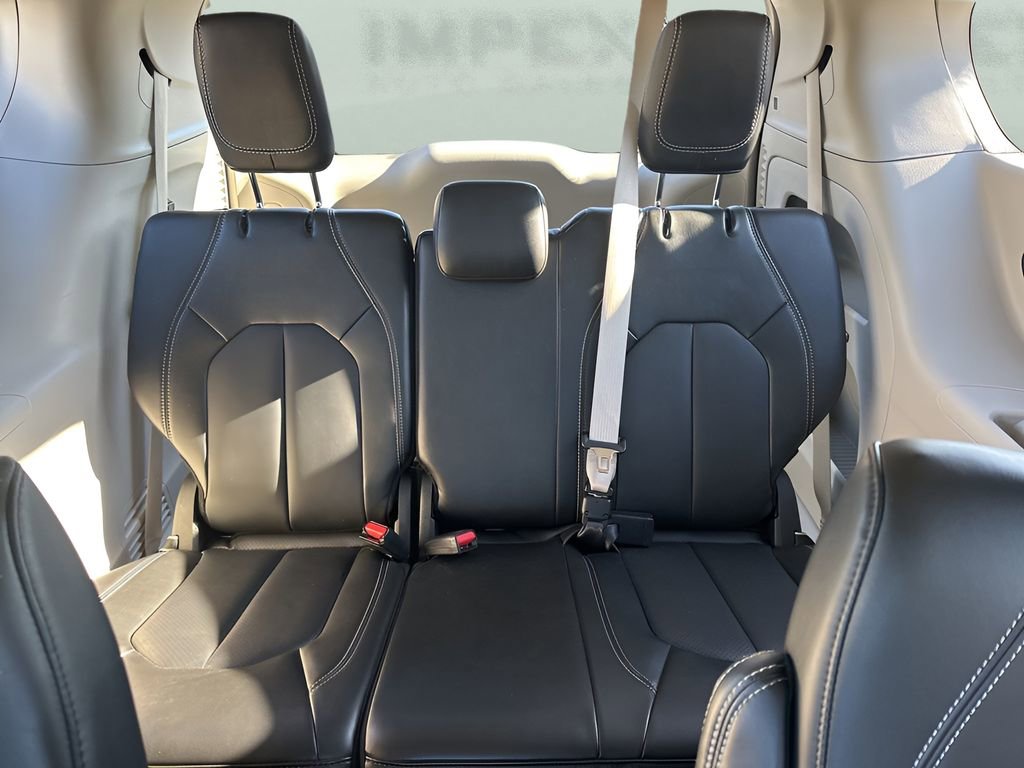 Used 2024 Chrysler Pacifica Touring-L image 13