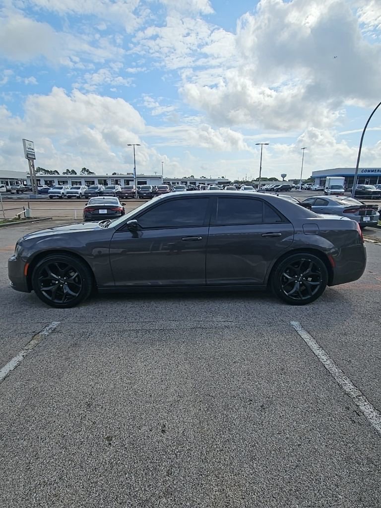 Used 2022 Chrysler 300 Touring w/ Sport Appearance Package RWD image 4