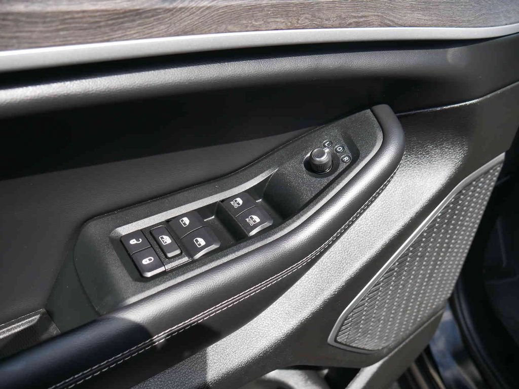 Certified 2025 Jeep Grand Cherokee Limited w/ Luxury Tech Group II AWD/4WD image 24