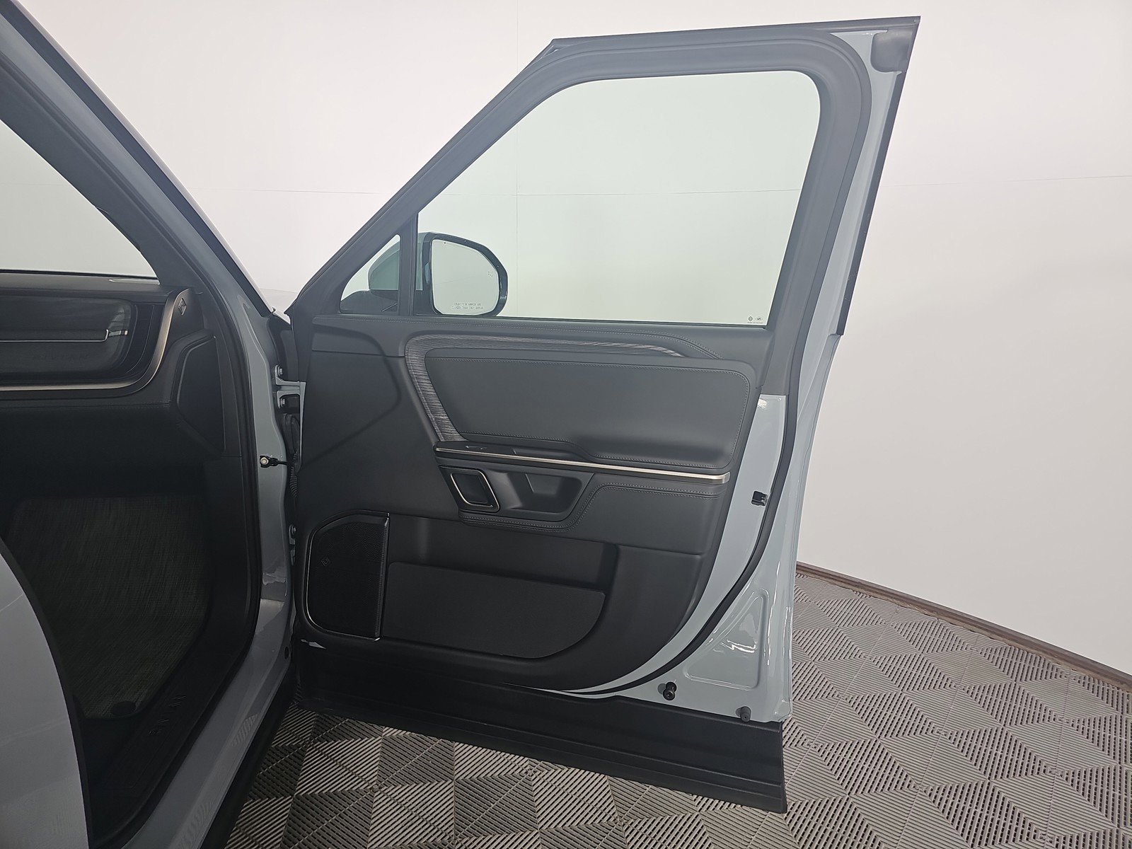 Used 2024 Rivian R1S Adventure AWD/4WD image 18