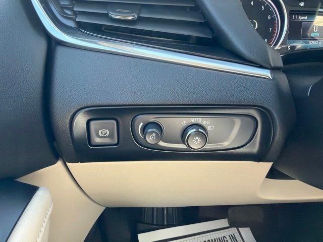 Used 2018 Buick Enclave Essence AWD/4WD image 31