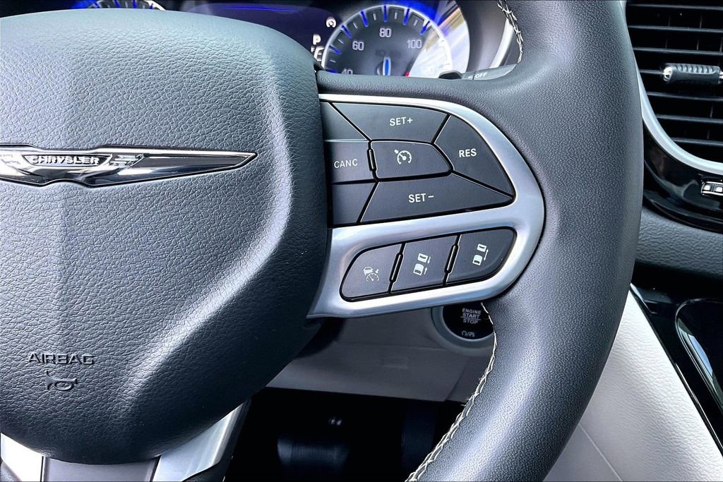 Used 2024 Chrysler Pacifica Touring-L FWD image 22
