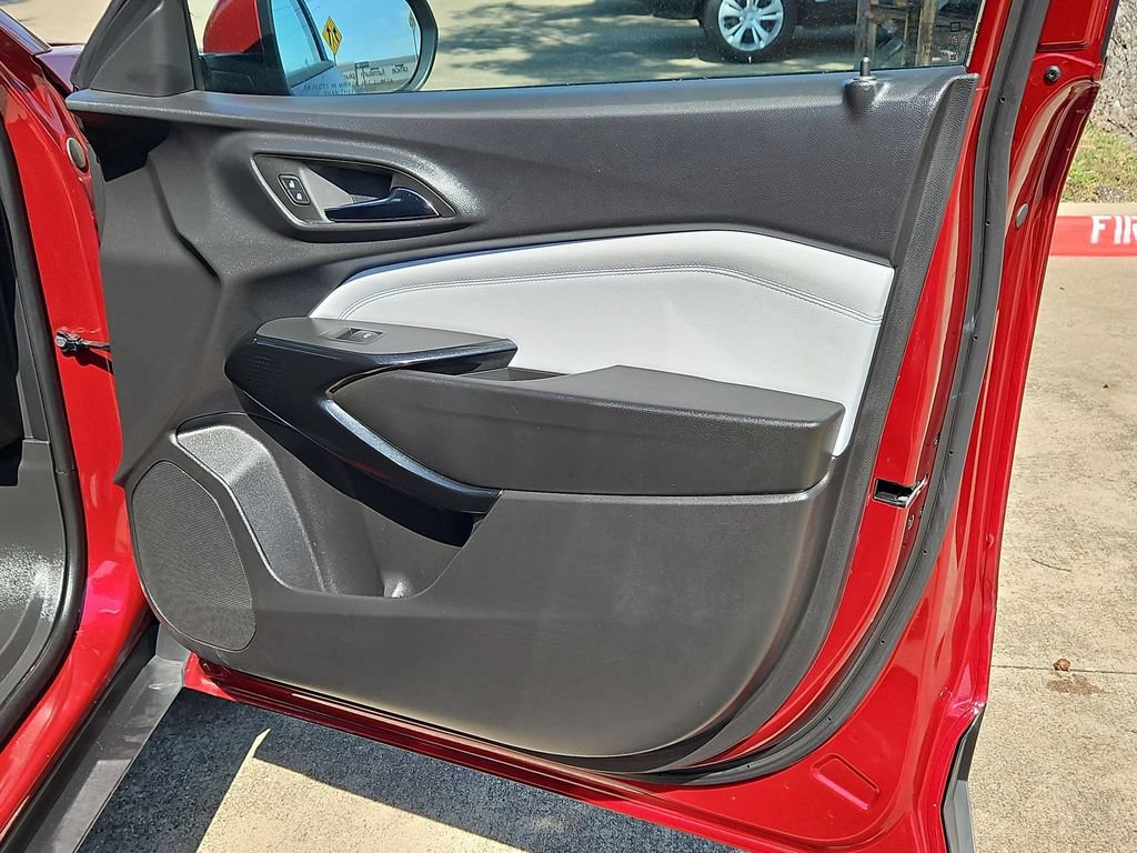 Used 2025 Chevrolet Trax LT w/ LT Convenience Package FWD image 33