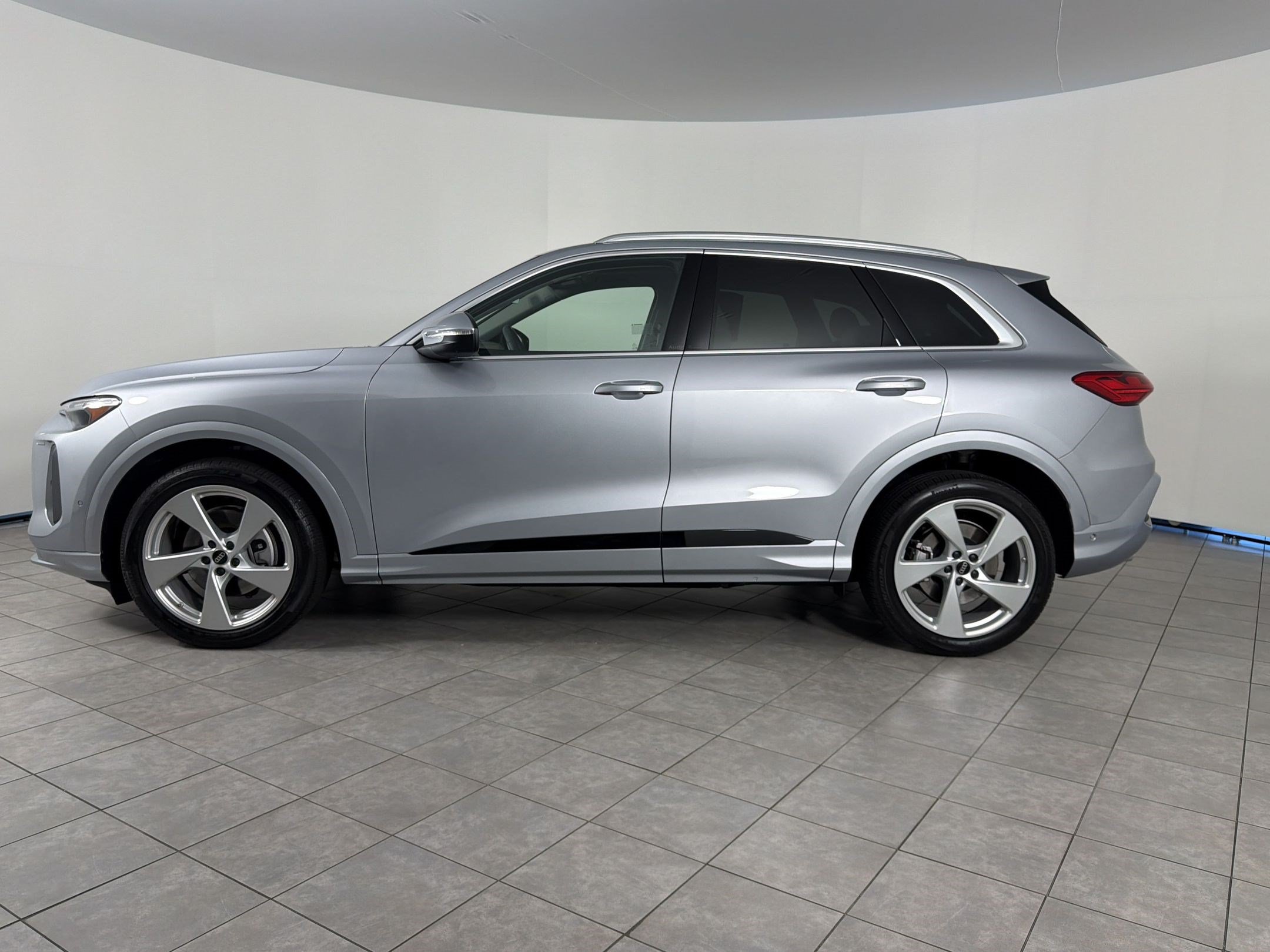 Used 2025 Audi Q5 Prestige AWD/4WD image 2