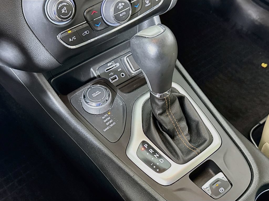Used 2015 Jeep Cherokee Limited w/ Luxury Group AWD/4WD image 17