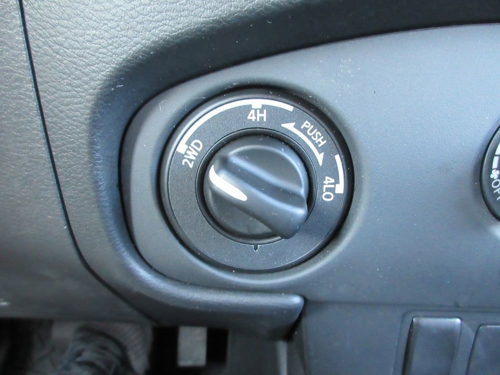 Used 2023 Nissan Frontier SV image 31