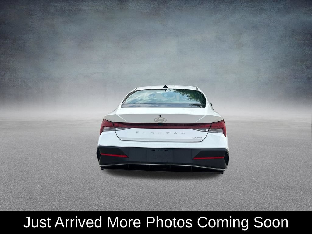 Used 2025 Hyundai Elantra Limited FWD image 2