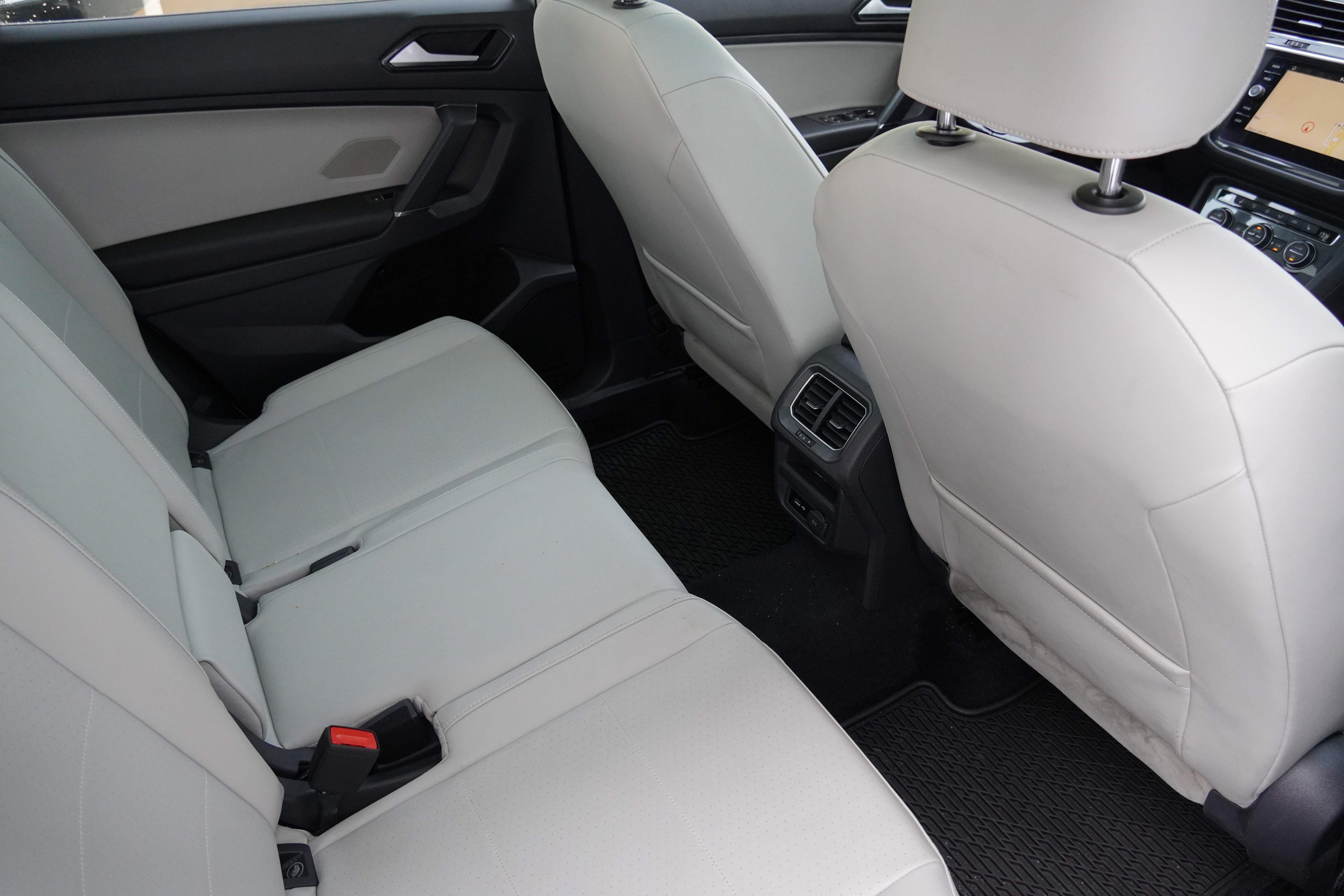 Used 2018 Volkswagen Tiguan SEL FWD image 33