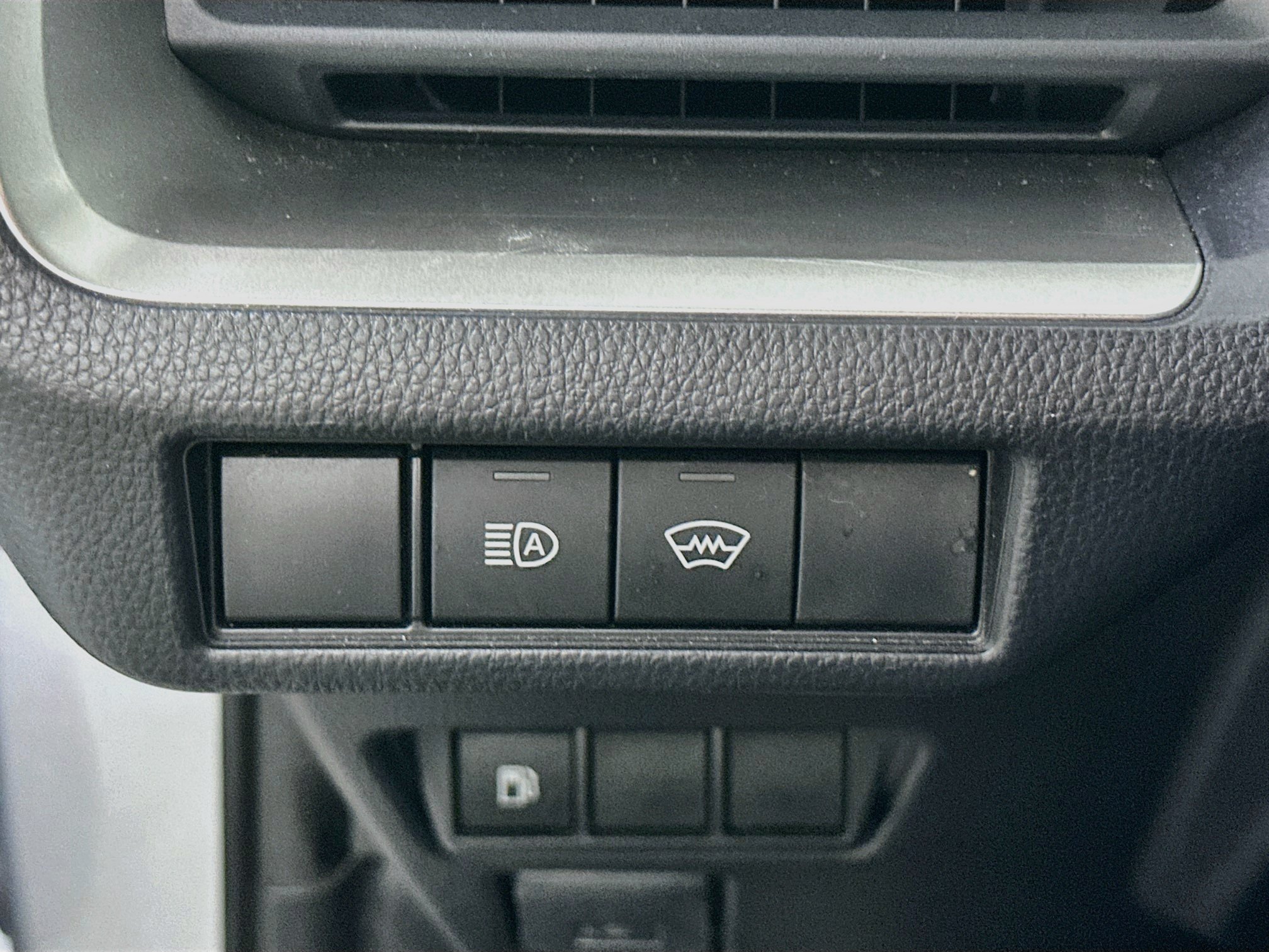 Used 2025 Toyota Prius LE FWD image 16