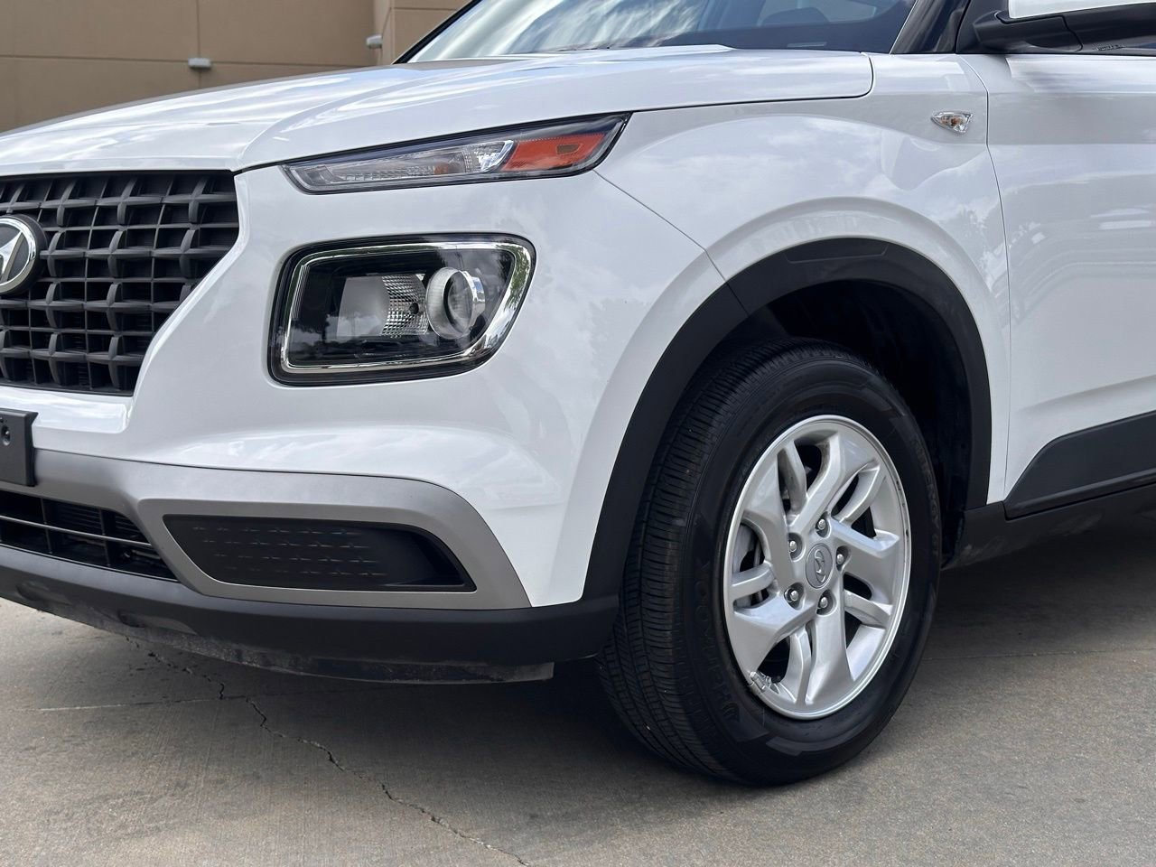 Certified 2025 Hyundai Venue SE image 6