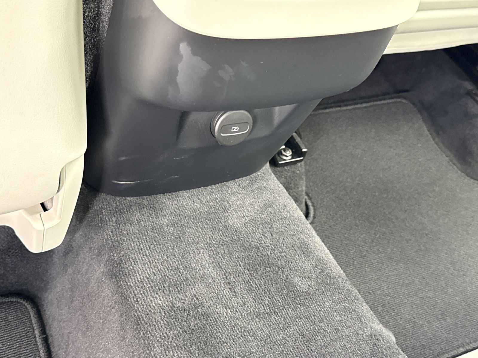 Used 2024 Volvo XC60 B5 Core image 11