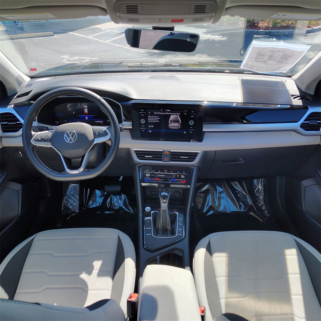 Certified 2025 Volkswagen Taos SE image 12