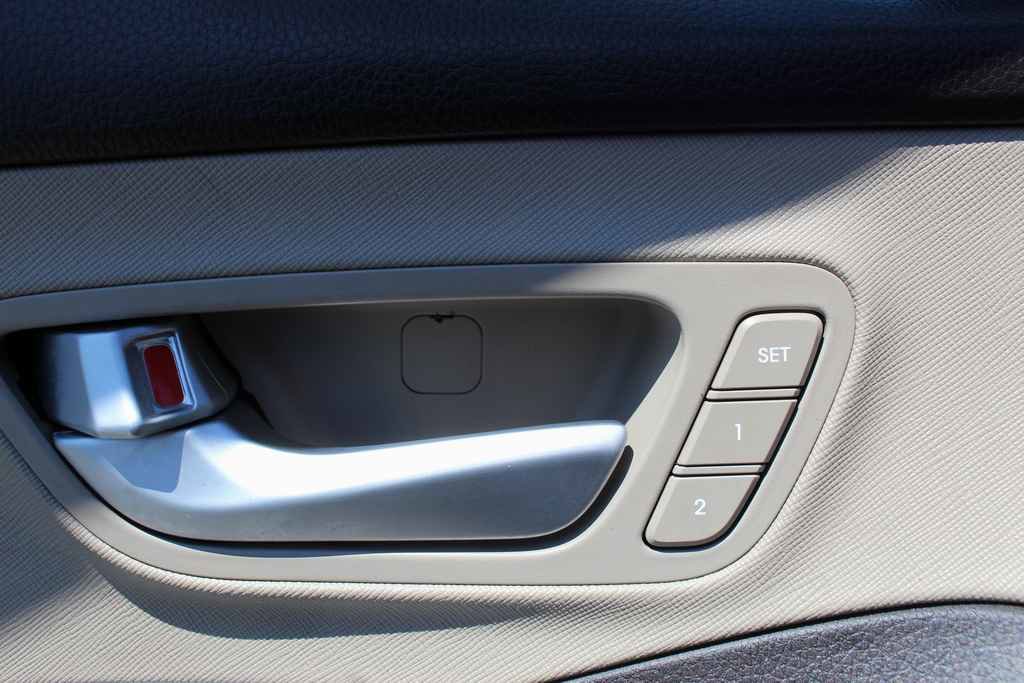 Used 2015 Hyundai Santa Fe Sport 2.0T w/ Option Group 05 FWD image 12