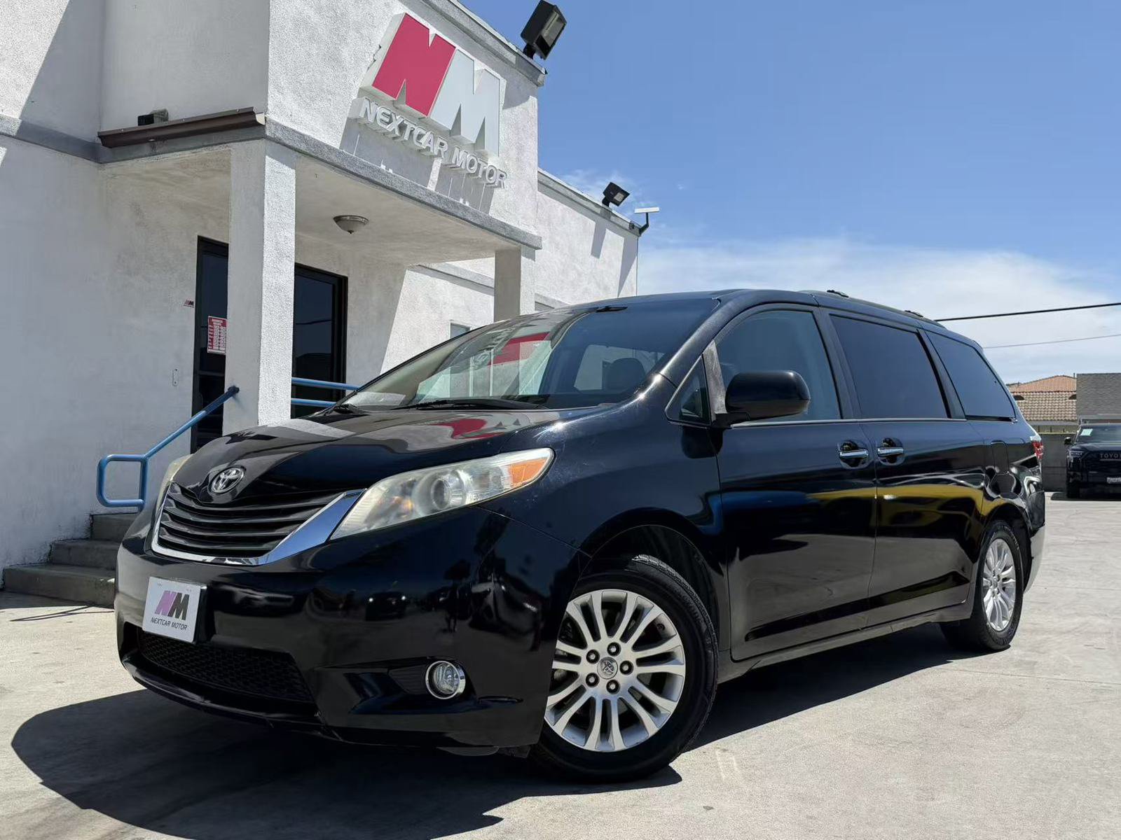 Used 2016 Toyota Sienna XLE w/ XLE Navigation Package FWD image 1