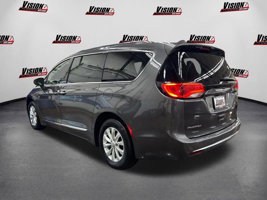 Used 2019 Chrysler Pacifica Touring-L image 7