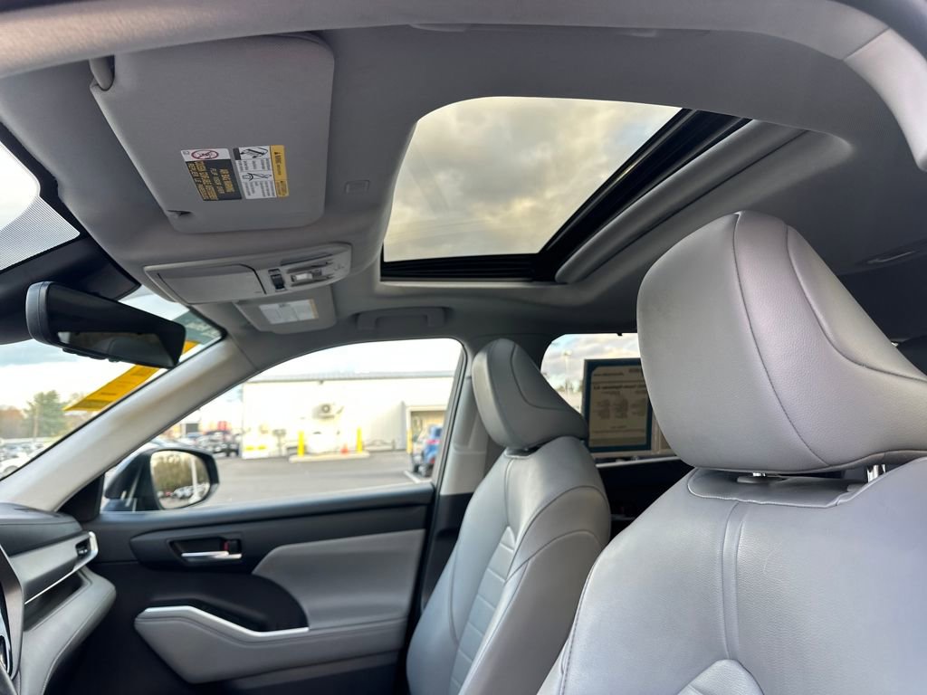 Used 2021 Toyota Highlander XLE image 27