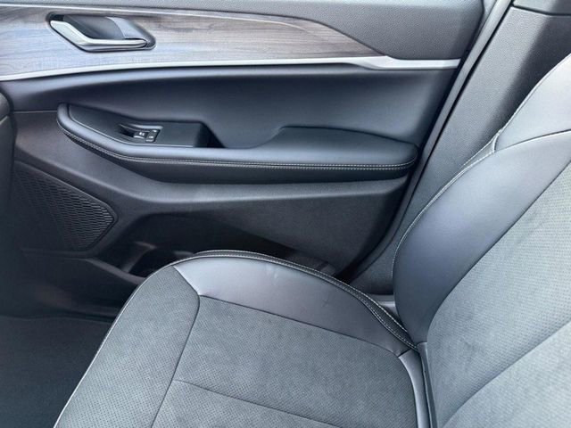 New 2026 Jeep Grand Cherokee Altitude image 8