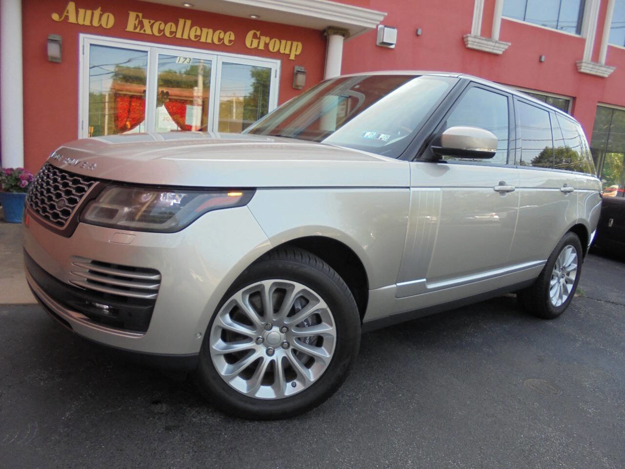 Used 2019 Land Rover Range Rover HSE AWD/4WD image 2