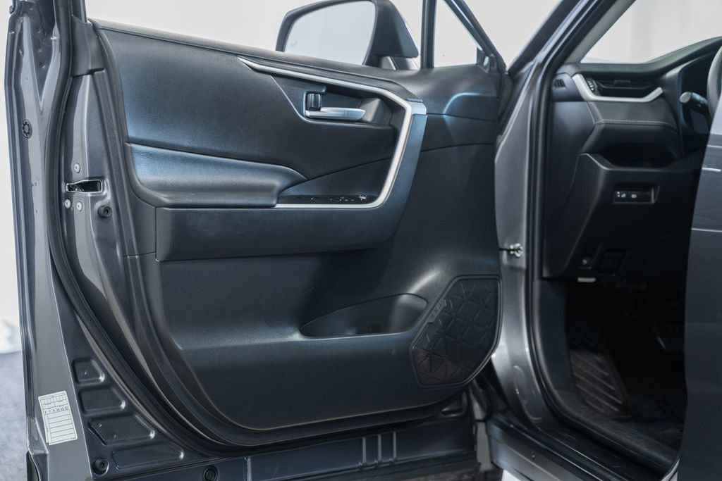Used 2025 Toyota RAV4 XLE image 32