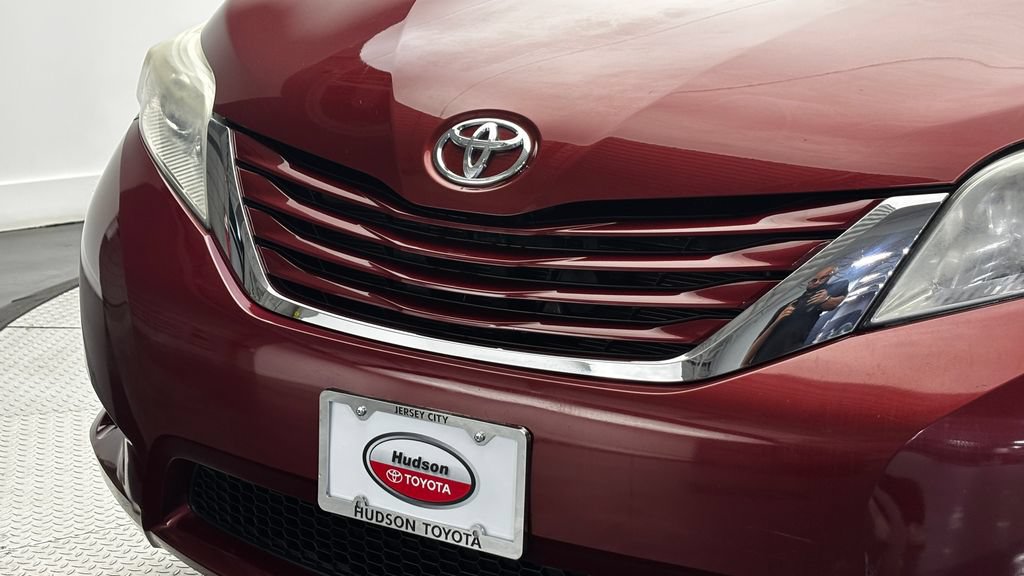 Used 2015 Toyota Sienna LE FWD image 2